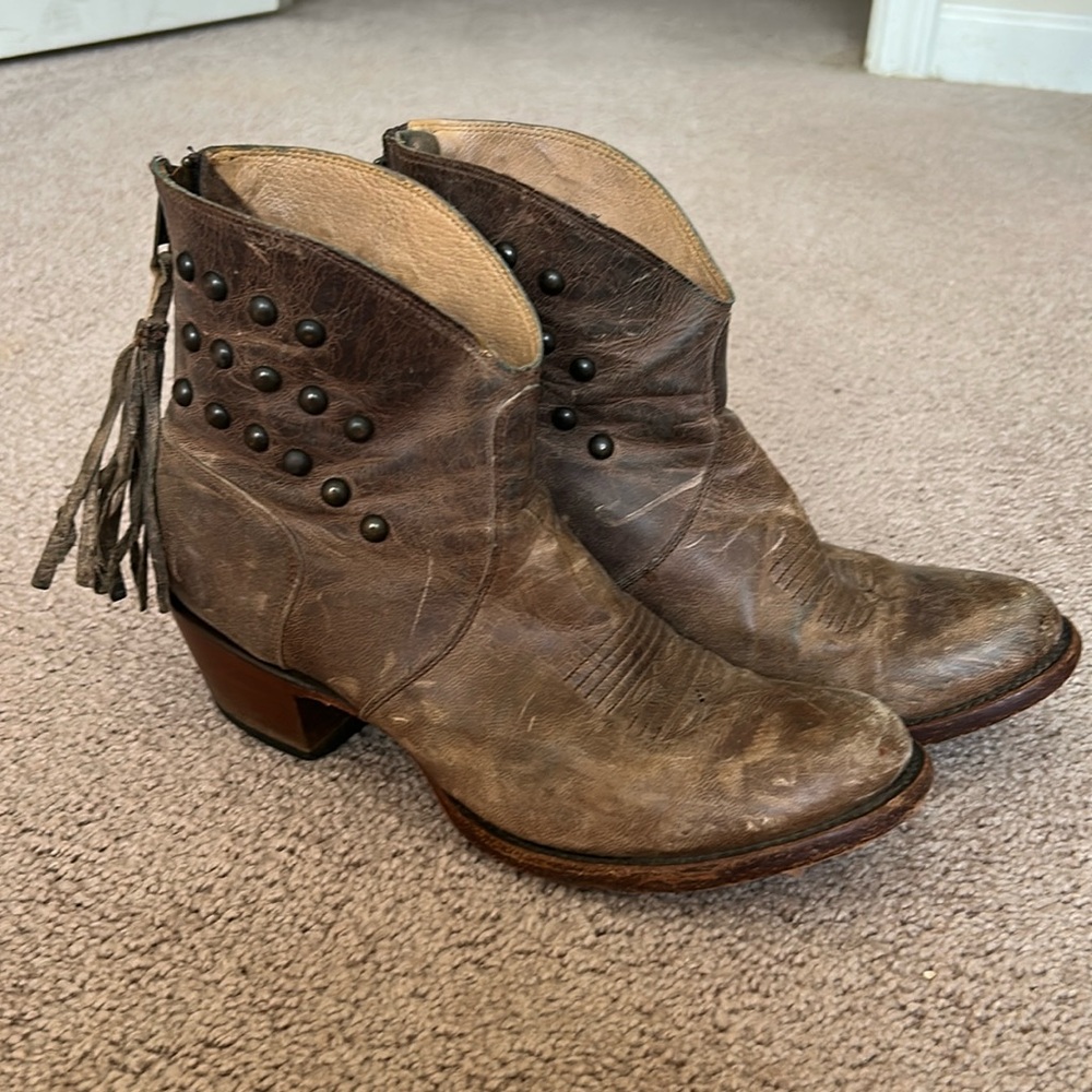 VINTAGE, GENUINE LEATHER shyanne ankle boots in a women’s 8